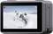 Bildschirm einer Kamera zeigt einen Snowboarder, der auf verschneitem Hang fährt. Anzeige: Aufnahmezeit & Videoqualität ('4K/60').