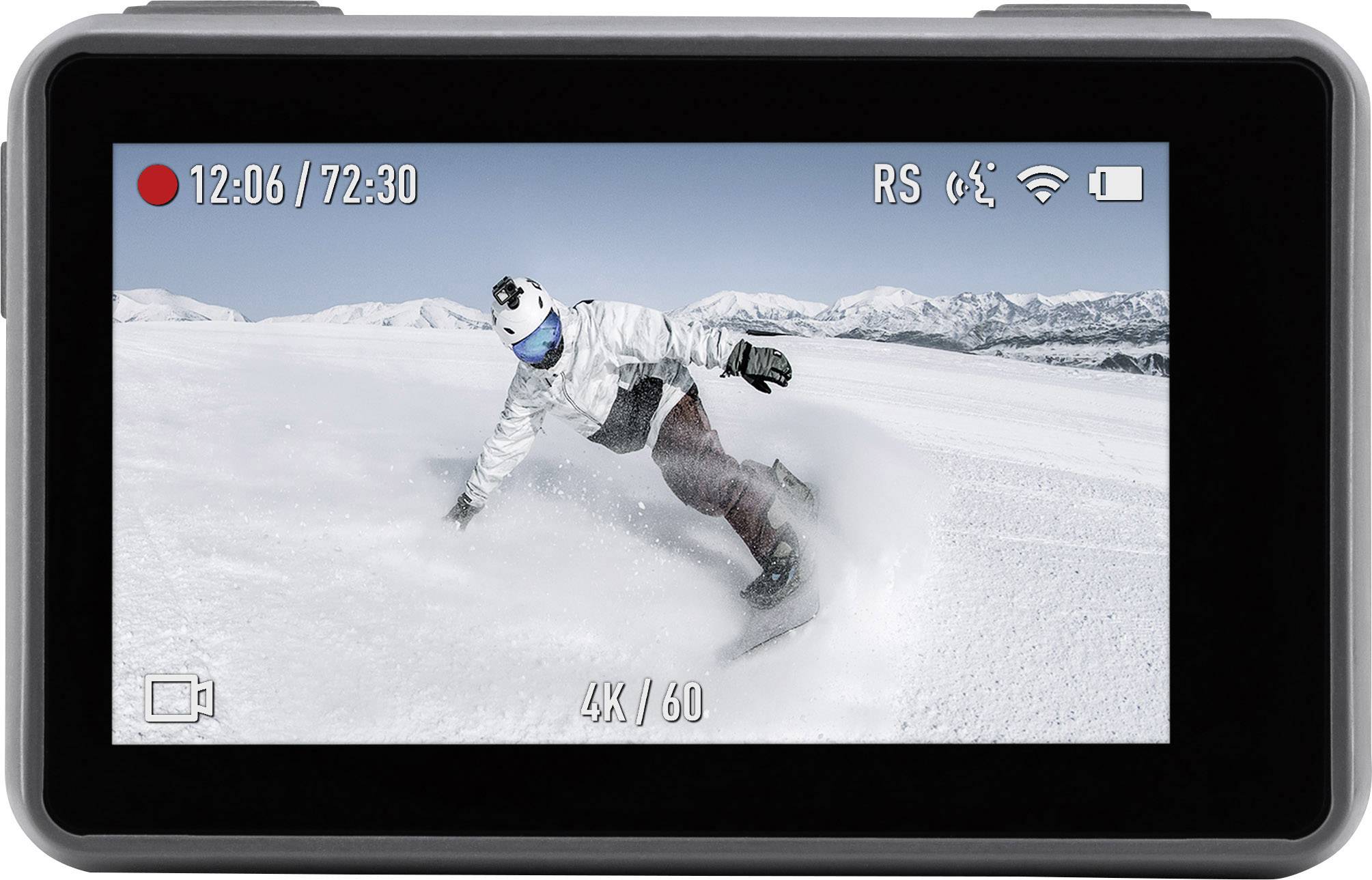Ein Snowboarder fährt dynamisch über eine schneebedeckte Piste. Der Bildschirm einer Kamera zeigt die Aufnahme mit verschiedenen Anzeigeeinstellungen.
