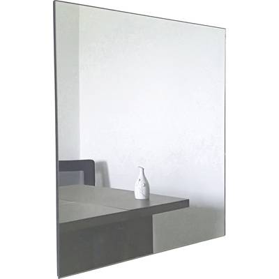 Ein schlichter Raum mit einem Tisch und einem Stuhl neben einer weißen Vase auf dem Tisch.