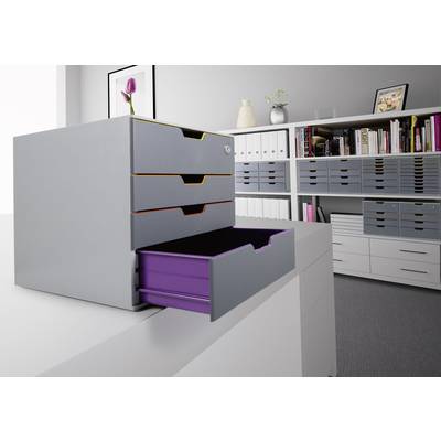 Graues Büro mit offenen Schubladen, eine lila Schublade ist herausgezogen. Bücherregal im Hintergrund.