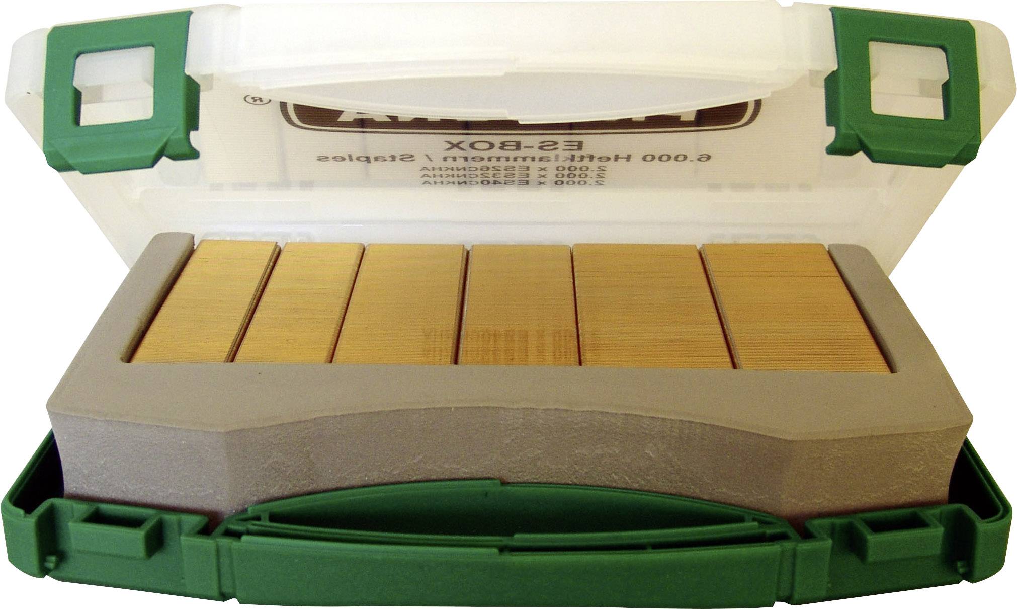 Grüner Kasten mit offenen Deckel, enthält sechs Holzblöcke in zwei Reihen angeordnet.