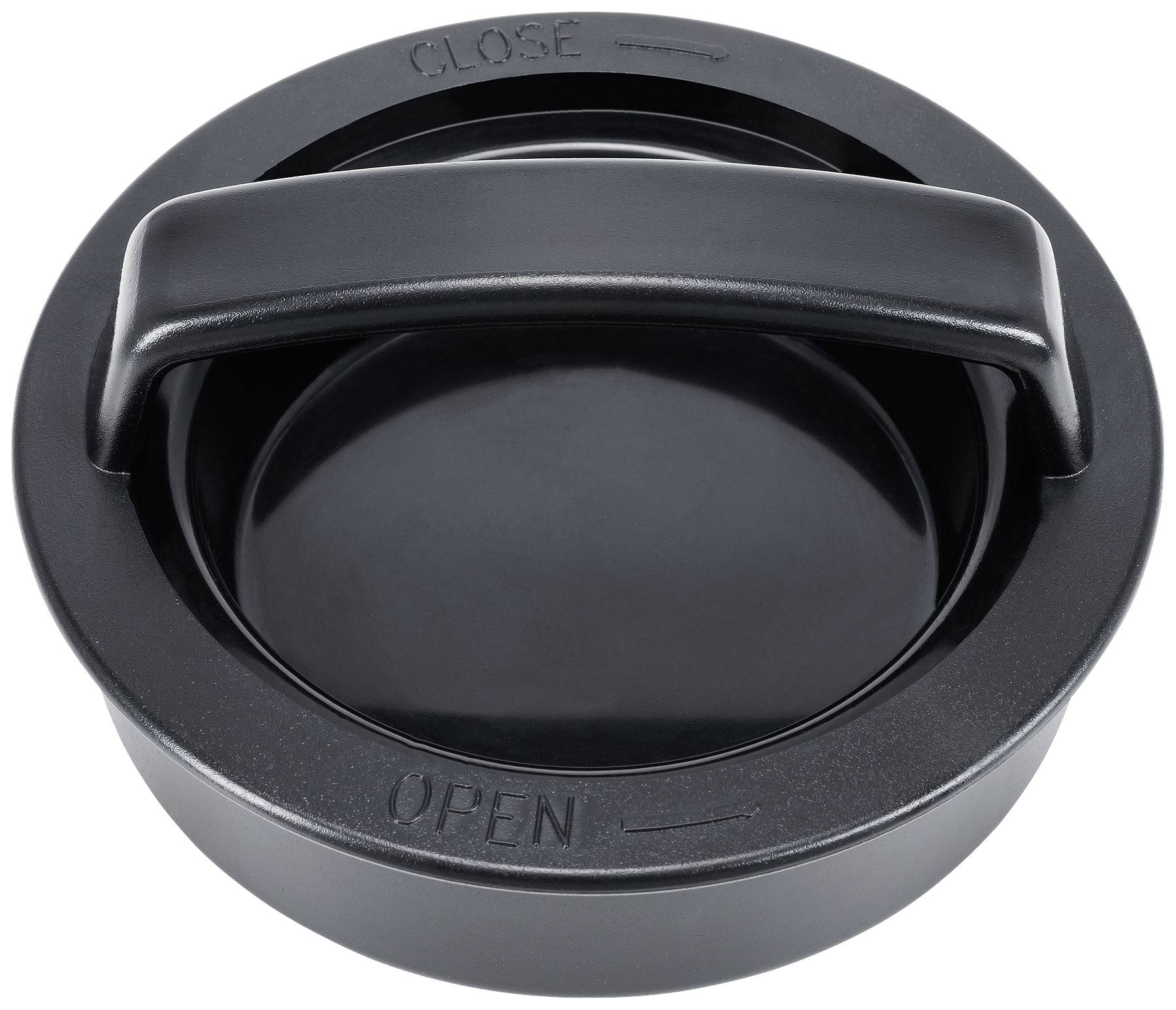 Schwarzer Plastikdeckel mit Griff. Aufdrucke 'CLOSE' und 'OPEN' mit Pfeilen zeigen die Drehrichtung zum Schließen und Öffnen.