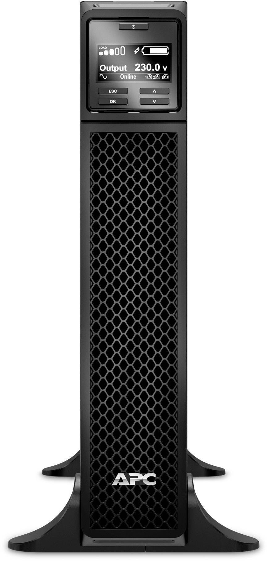 Ein stehendes USV-Gerät zeigt auf dem Display 'Output 230.0V'. Netzschalter sichtbar, 'APC'-Logo vorne unten.