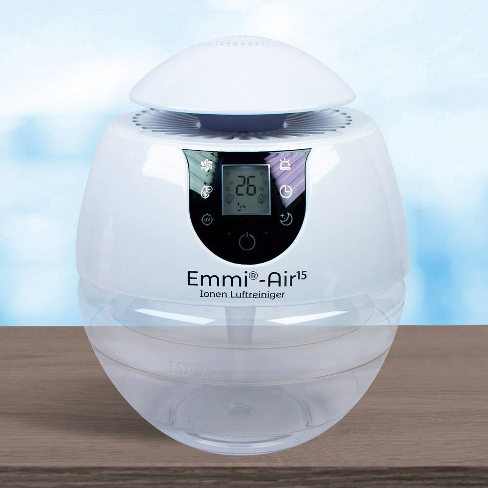 Ein runder Ionisator-Luftreiniger auf einem Holztisch, zeigt eine digitale Anzeige mit einer Temperaturanzeige von 26 Grad Celsius.