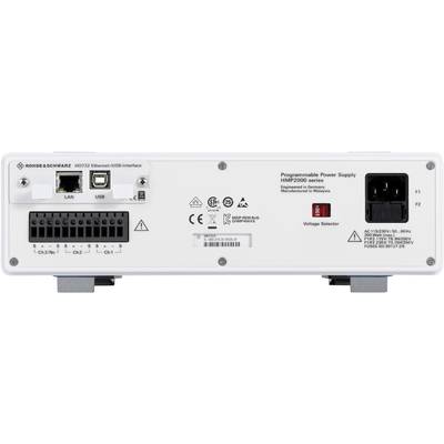 Rückseite eines programmierbaren Netzgeräts der Serie HMP2000 von Rohde & Schwarz mit Anschlüssen und Spannungswahlschalter.