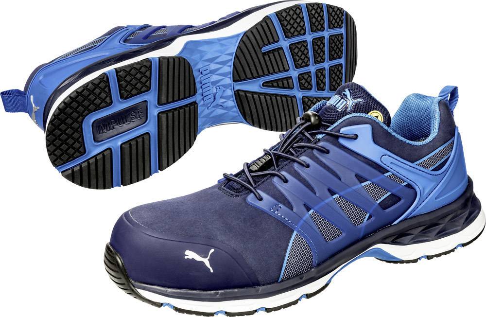 Zwei blaue Sportschuhe, einer mit der Sohle nach oben, zeigen das Profil. Marke erkennbar, sportliches Design und flexible Sohle.