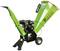 Grüner Holzschredder, Benzinmotor, schwarze Räder, geeignet zum Zerkleinern von Ästen, Marke 'ZIPPER ZI-HAEK4100'.