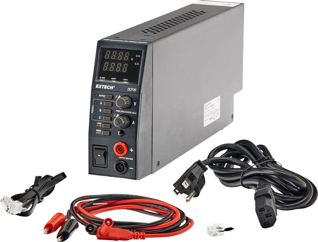 Netzteilgerät mit verschiedenen Kabeln abgebildet. Das Gerät zeigt digitale Displays und Anschlussmöglichkeiten für Stromversorgung.