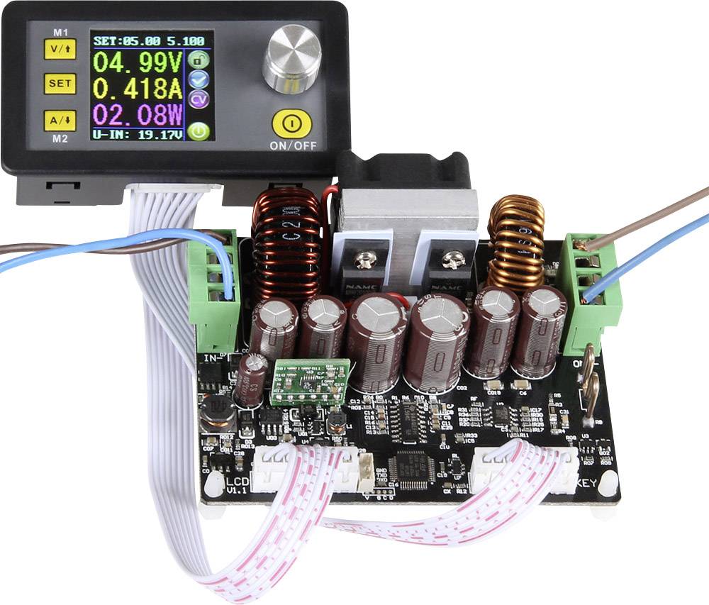 'Elektronische Schaltung mit Anzeige und Regler. Zeigt Spannung, Stromstärke und Leistung an. Verbindungen sind sichtbar.'