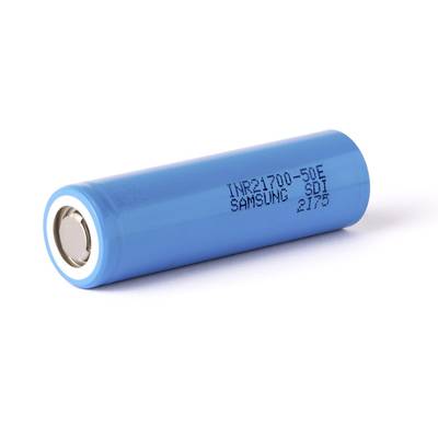 Ein blauer, zylindrischer Lithium-Ionen-Akku mit der Aufschrift 'INR21700-50E', geeignet für Geräte mit hoher Energieanforderung.