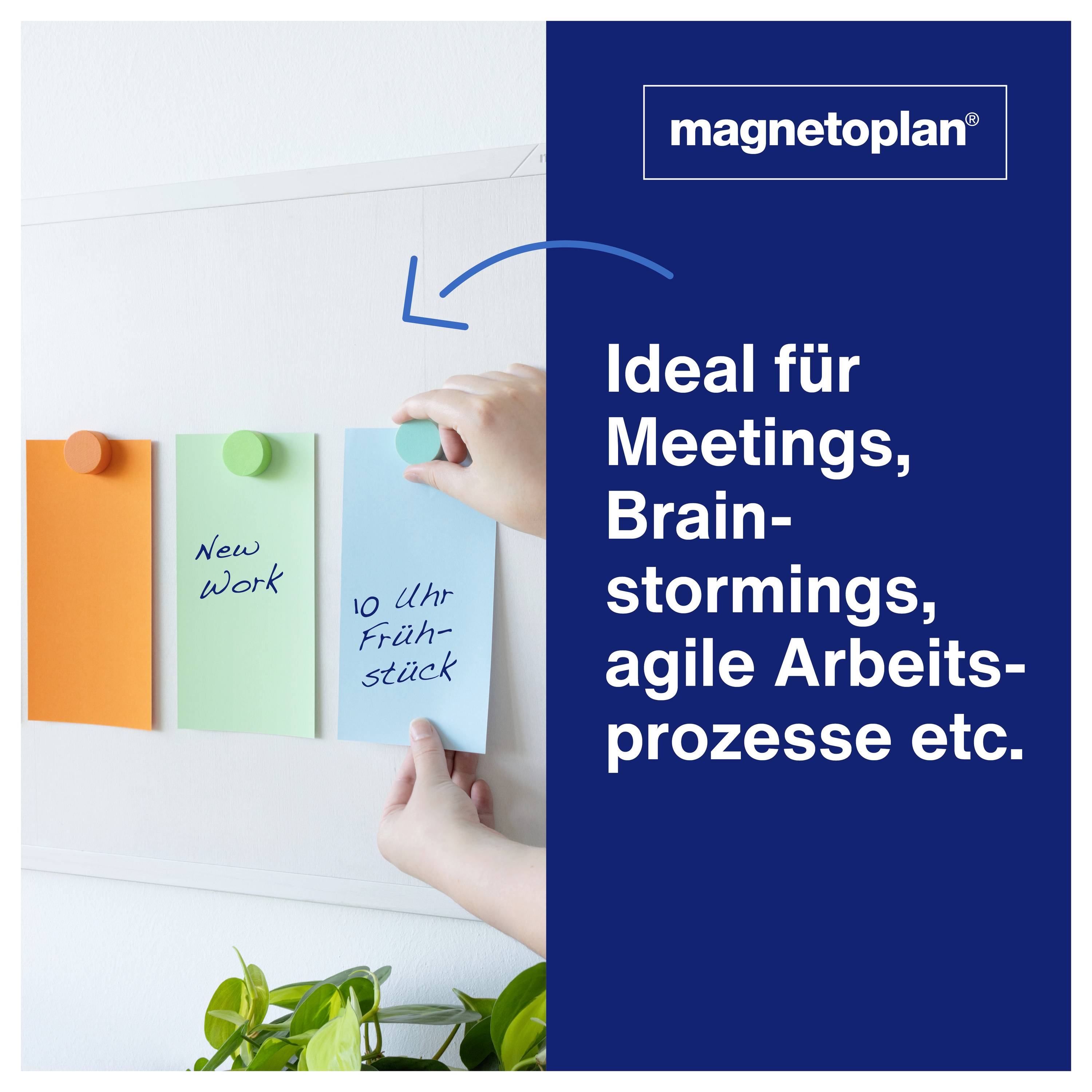 Zwei Hände hängen farbige Notizzettel an eine Pinnwand. Text: 'Ideal für Meetings, Brainstormings, agile Arbeitsprozesse etc.'