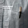'Gradliniger Stiftclip' – Schwarzer Stift mit Kupferclip steckt in einer Hemdtasche. Text hebt sichere Befestigungsmöglichkeiten hervor.
