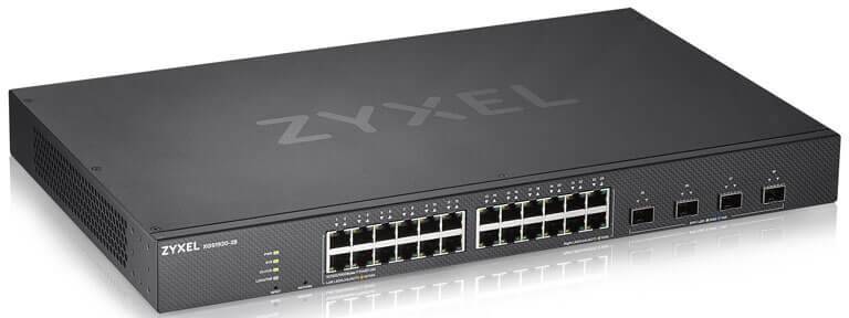 Ein schwarzer Netzwerk-Switch von Zyxel mit 24 Ethernet-Ports und vier zusätzlichen Anschlüssen auf der Vorderseite.