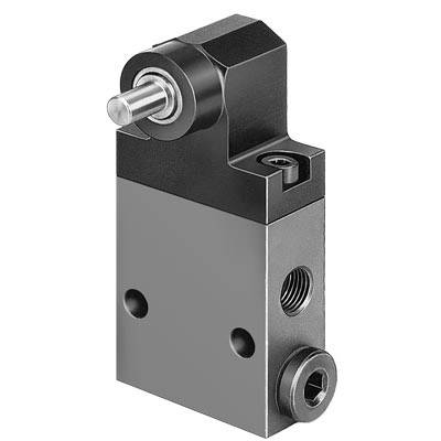 Quadratisches, schwarzes Maschinenbauteil aus Metall mit zylindrischem Stift oben und mehreren Bohrungen, möglicherweise Teil eines mechanischen Systems.