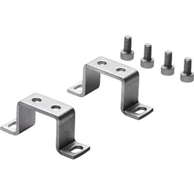 Zwei Metallwinkel mit je zwei Befestigungslöchern, begleitet von vier passenden Schrauben.