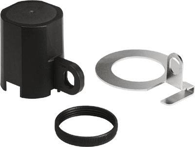 Ein schwarzes Gehäuse, ein Metallring mit Öse und ein gerändelter Ring, vermutlich Bauteile für die Befestigung oder Montage.
