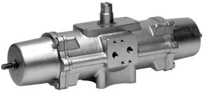 Ein pneumatischer Aktuator aus Metall mit länglicher Form und mehreren Anschlüssen, der zur Kontrolle von Maschinenbewegungen verwendet wird.