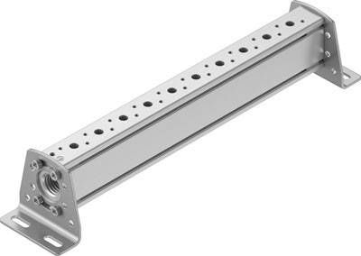 Ein metallisches Bauteil, möglicherweise ein Montagehalter oder Träger, mit mehreren symmetrischen Löchern und Befestigungswinkeln.
