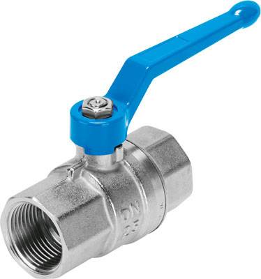 Ein Metall-Kugelhahn mit einem blauen Hebelgriff, der zur Steuerung des Flüssigkeitsflusses in Rohrleitungen verwendet wird.