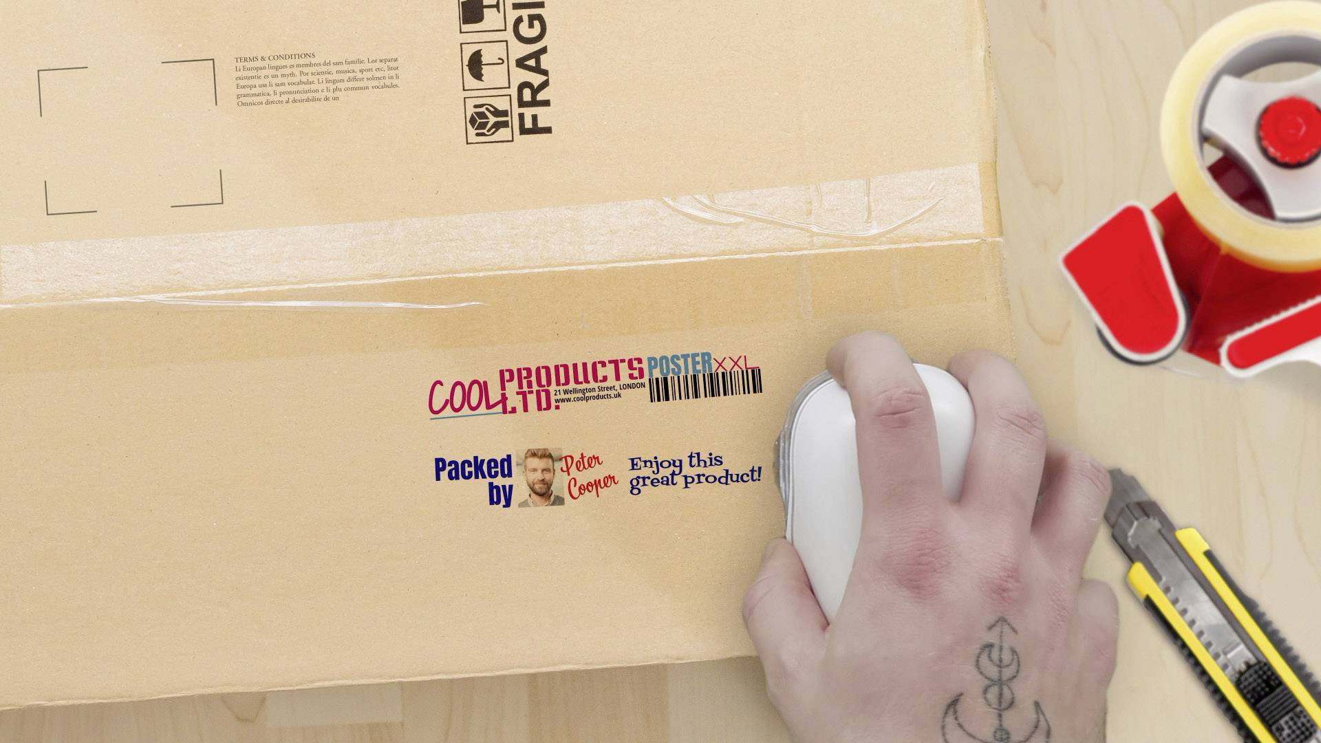 Jemand packt ein Paket mit Klebeband, Zitat auf dem Paket: 'Packed by: Wow! Get one. Enjoy this great product!'.