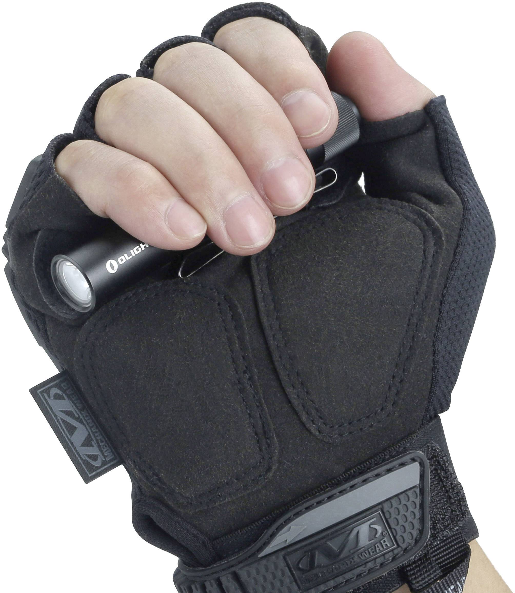 Eine Hand trägt einen schwarzen Handschuh und hält eine kleine Taschenlampe.