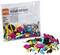 Eine offene Tüte voller bunter LEGO Education Bausteine. Aufschrift auf der Tüte: 'LEGO education 10+, 108 pcs'.