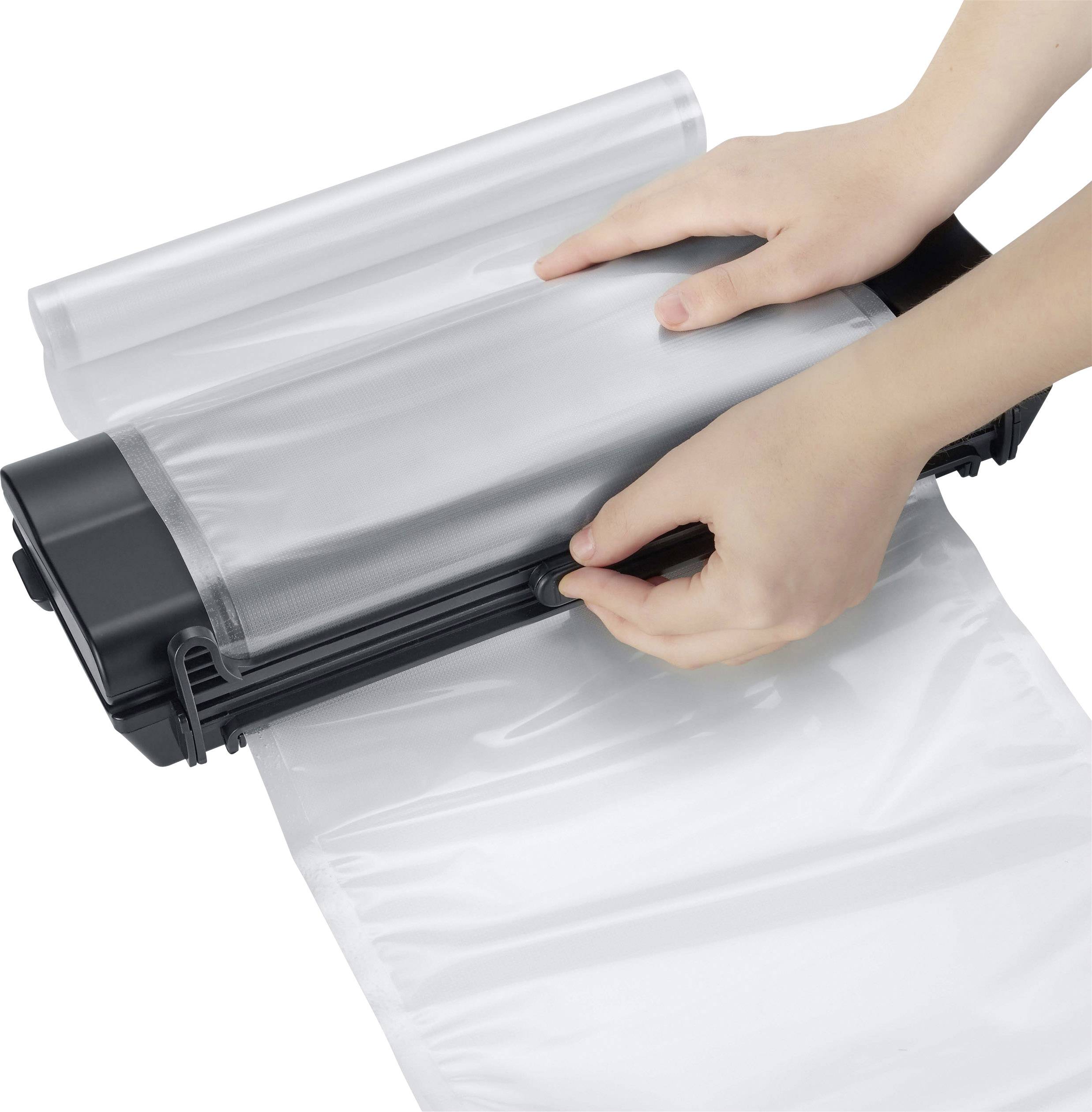 Eine Person zieht eine transparente Folie aus einem Folienschweißgerät, das zum Versiegeln von Gegenständen verwendet wird.