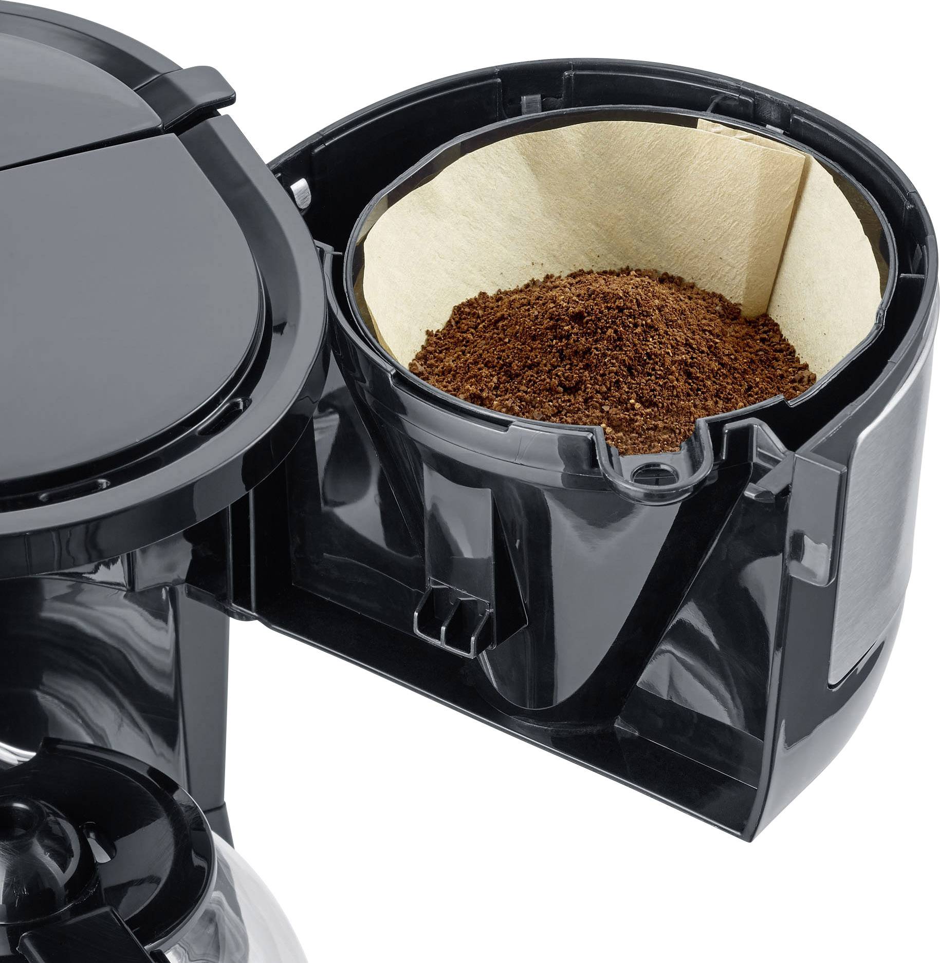 Kaffeemaschine mit geöffnetem Filterhalter, gefüllt mit gemahlenem Kaffee.