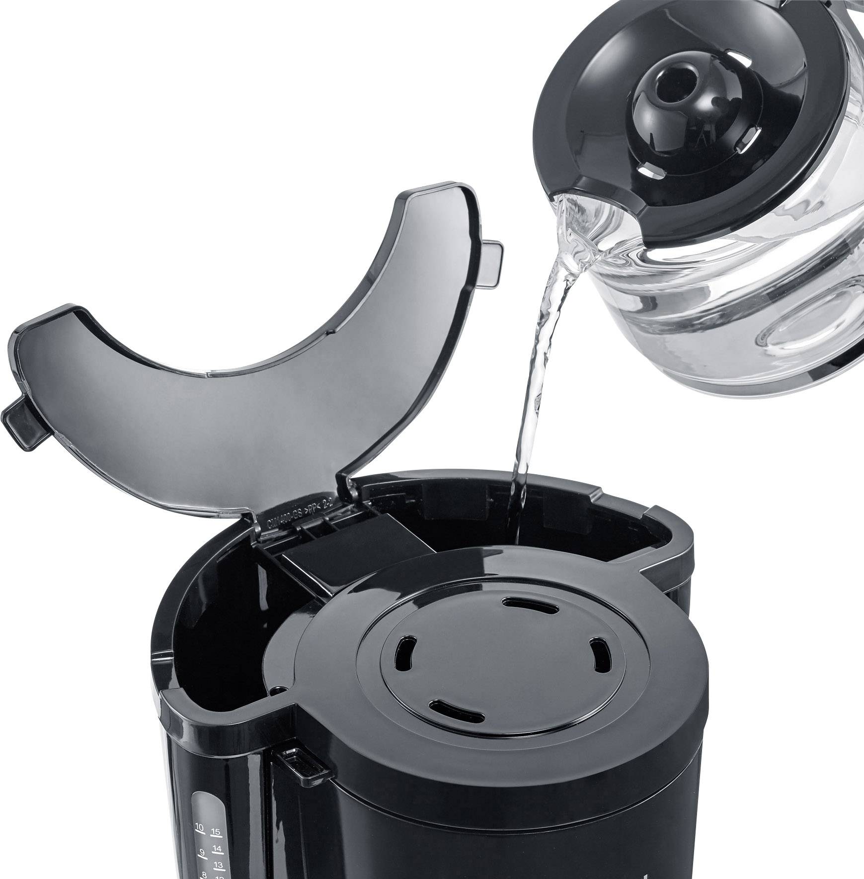 Ein Handfilterkaffeemaschine wird mit Wasser aus einem gläsernen Wassertank befüllt, der Deckel des Maschinenbehälters ist geöffnet.