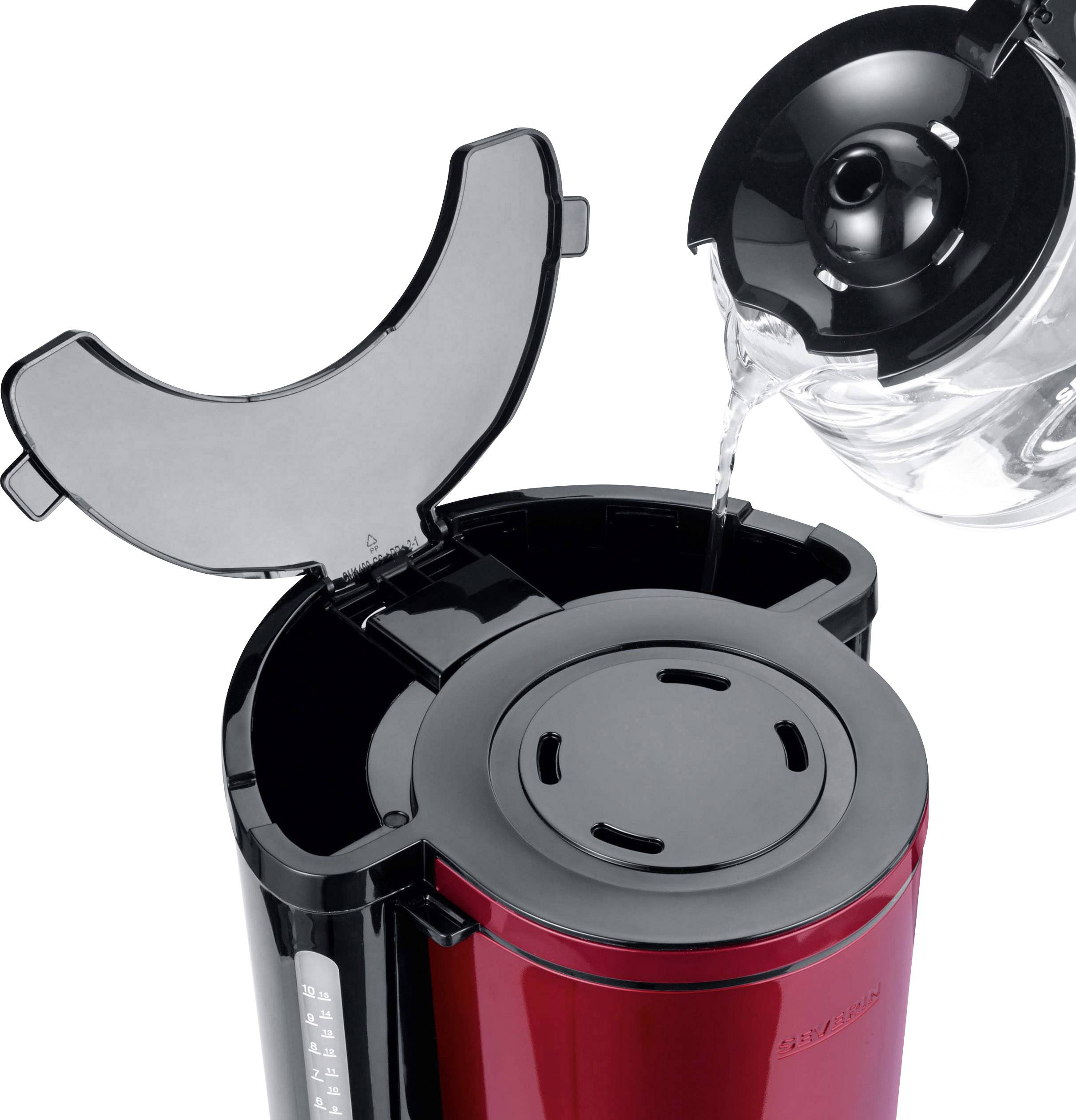 Ein Wasserkocher mit abgenommenem Deckel wird von einem Krug mit Wasser befüllt. Das Gerät ist rot und zeigt eine Wasserstandsanzeige.