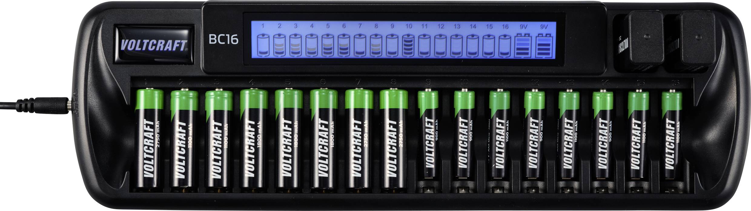 Batterieladegerät: 16 grüne Batterien werden gleichzeitig geladen. Bildschirm zeigt Ladezustand. Markenname 'Voltcraft' sichtbar.