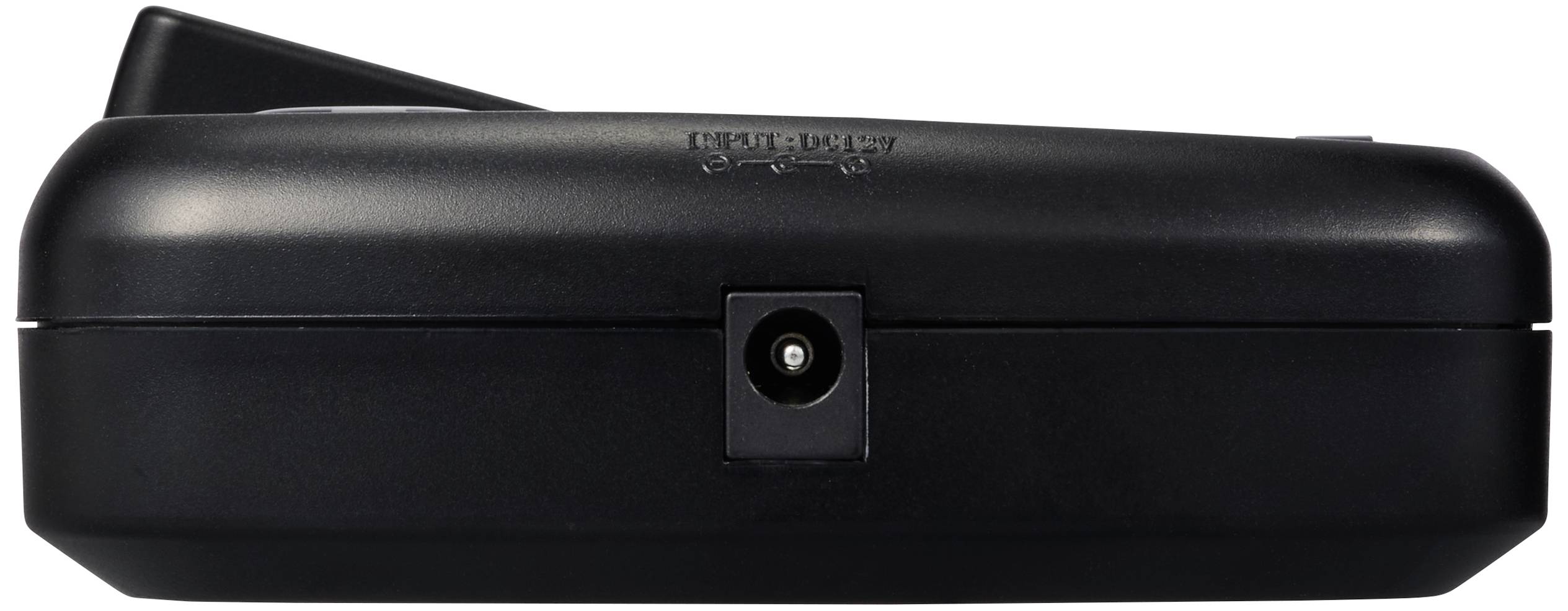 Ein schwarzes elektronisches Gerät mit einer Anschlussbuchse an der Seite, möglicherweise für eine Stromversorgung.