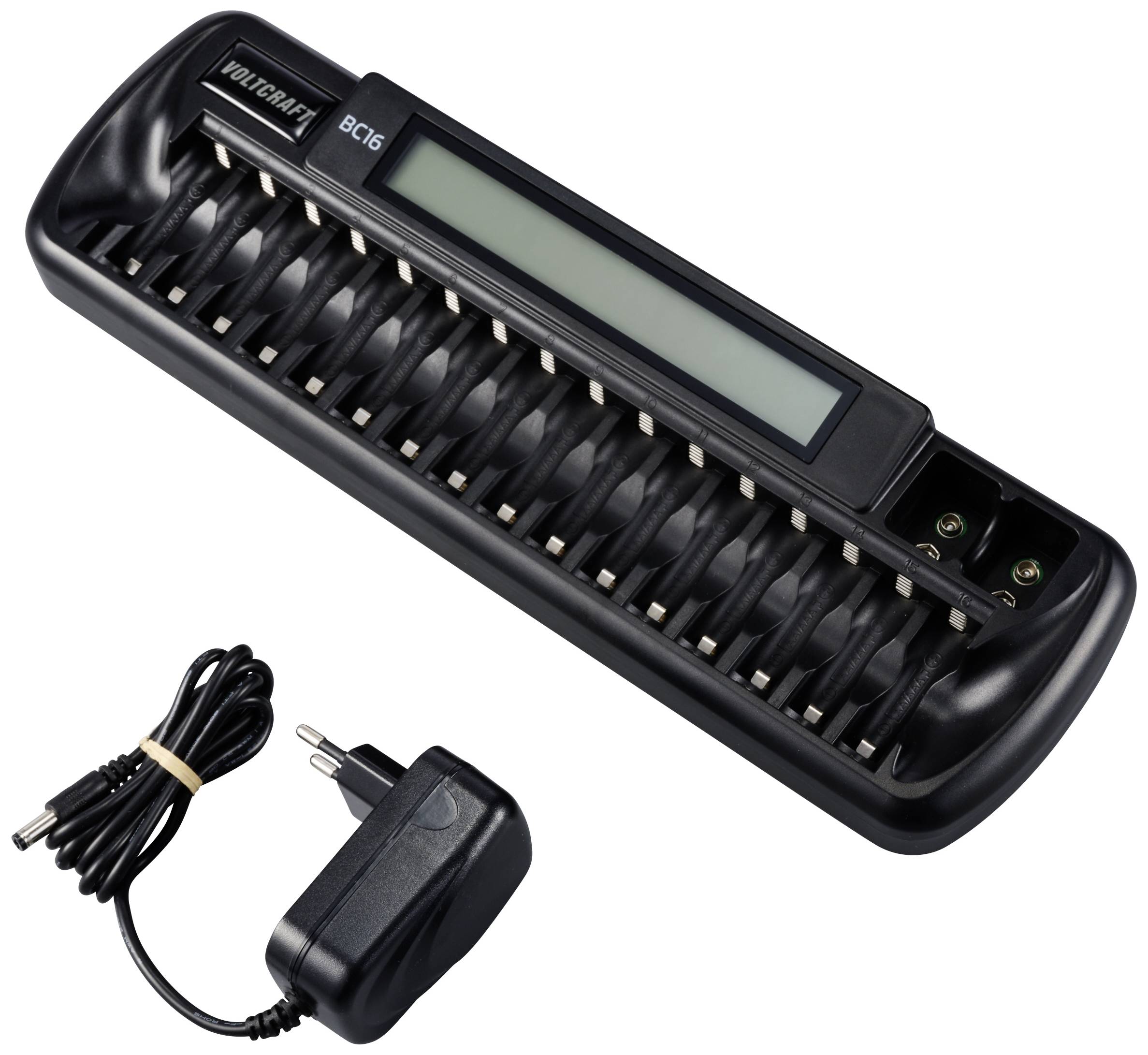 Ein Ladegerät mit 16 AA-Batterieslots, LCD-Anzeige und Netzteil, geeignet für den gleichzeitigen Ladevorgang mehrerer Batterien.