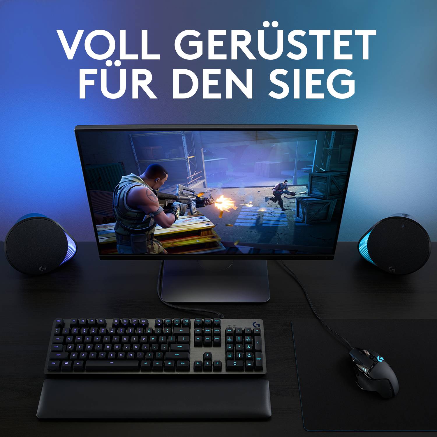 Arbeitsplatz eines Gamers mit Computerbildschirm, auf dem ein Shooter-Spiel läuft. Darüber steht der Text 'Voll gerüstet für den Sieg'.