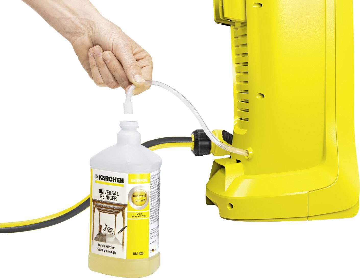 Eine Hand verbindet eine Flasche mit Universalklarreiniger mit einem gelben Hochdruckreiniger.