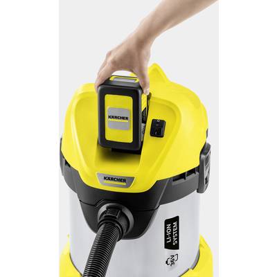 Eine Hand legt einen Akku in einen gelben Industriestaubsauger von Kärcher ein. Der Staubsauger ist mit dem "Li-Ion System 36V" ausgestattet.