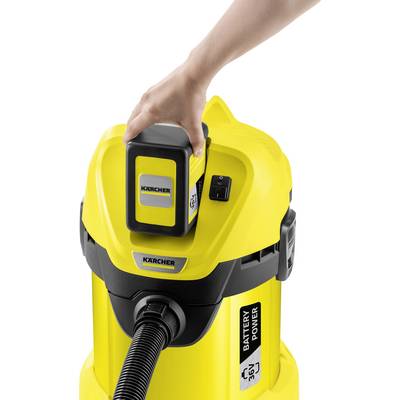 Eine Hand legt einen Akku in einen gelben Kärcher Staubsauger. Der Akku ist als 'Battery Power 36V' gekennzeichnet.