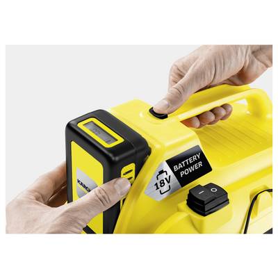 Hände, die einen 18-V-Akku in ein gelbes Gerät mit der Aufschrift ‚BATTERY POWER' einsetzen.