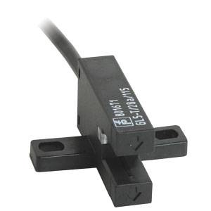 Induktiver Sensor mit schwarzem rechteckigem Gehäuse und Kabel, geeignet für die Erkennung von Metallobjekten in industriellen Anwendungen.
