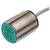 Induktiver Sensor mit Metallgehäuse und grünem Aufkleber, verbunden mit einem Kabel.