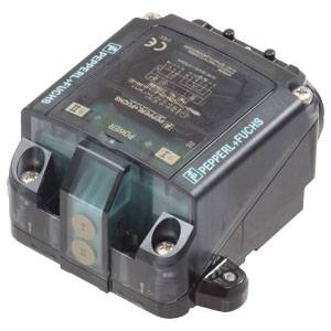 Ein elektronisches Gerät von Pepperl+Fuchs, das einen schwarzen Kasten mit zwei Anschlüssen zeigt. Es scheint ein industrieller Sensor oder Schalter zu sein.
