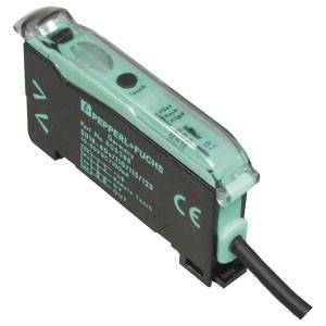 Ein rechteckiger, türkisfarbener Sensor von Pepperl+Fuchs mit schwarzem Gehäuse und Kabel. Aufschrift und CE-Kennzeichnung sichtbar.