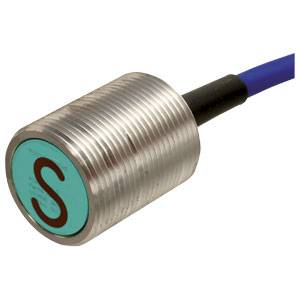 Zylindrischer Metall-Sensor mit blauem Kabel, grüne Front mit rotem 'S'. Geeignet für Positions- oder Näherungserkennung.