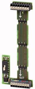 Grüne Leiterplatte mit mehreren Steckplätzen und Beschriftungen 'IN' und 'OUT'. Oben Schalter mit Position 'on'.