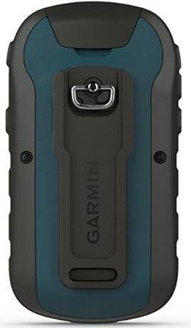 Ein tragbares Garmin-Gerät mit robustem Design, blau und schwarz gefärbt, mit einem Gurtclip auf der Rückseite für Outdoor-Aktivitäten.