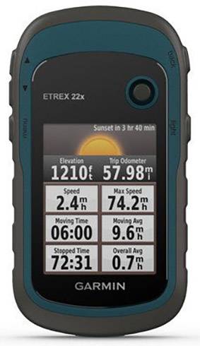 Handgerät mit Farbdisplay zeigt Informationen: Höhe 1210 ft, Entfernung 57,98 mi, Sonnenuntergang in 3 Std. 40 Min., Geschwindigkeit 2,4 mph.