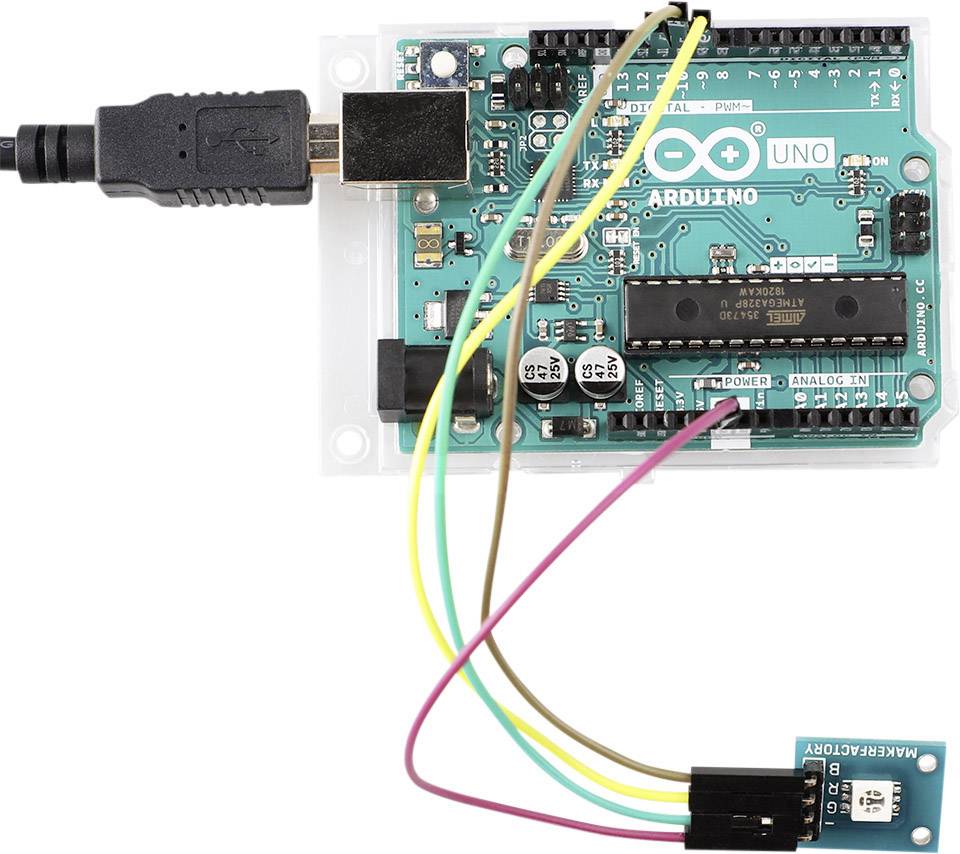 Arduino UNO-Platine mit Kabeln, die an einen kleineren Sensor angeschlossen sind, zeigt eine einfache Elektronikverkabelung.