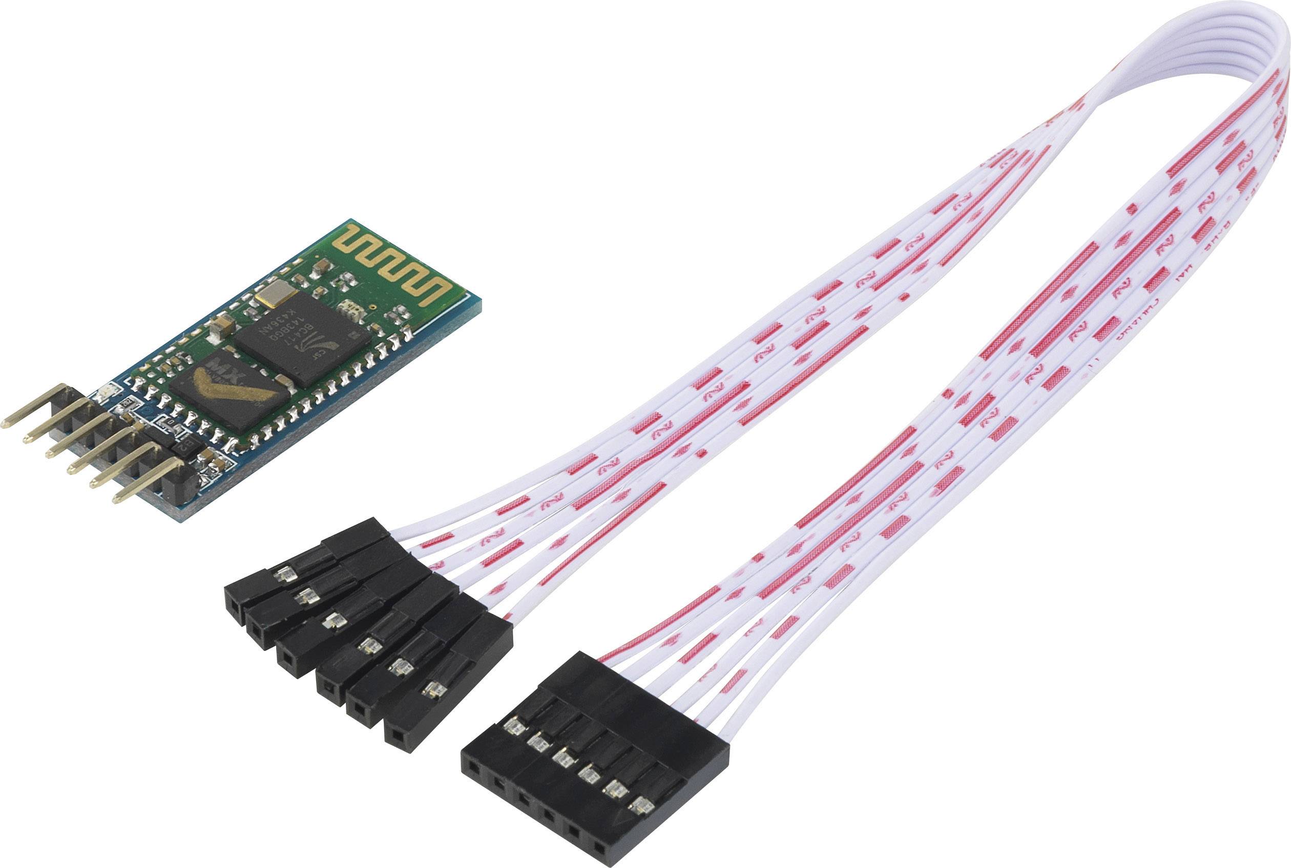 Eine Mikrocontroller-Platine mit einem Bluetooth-Modul und einem Bündel mehrerer bunter Kabel mit Steckverbindern.