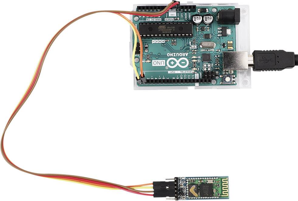 Arduino UNO-Platine mit angeschlossenem Bluetooth-Modul über Drähte, ermöglicht drahtlose Kommunikation für Projekte.