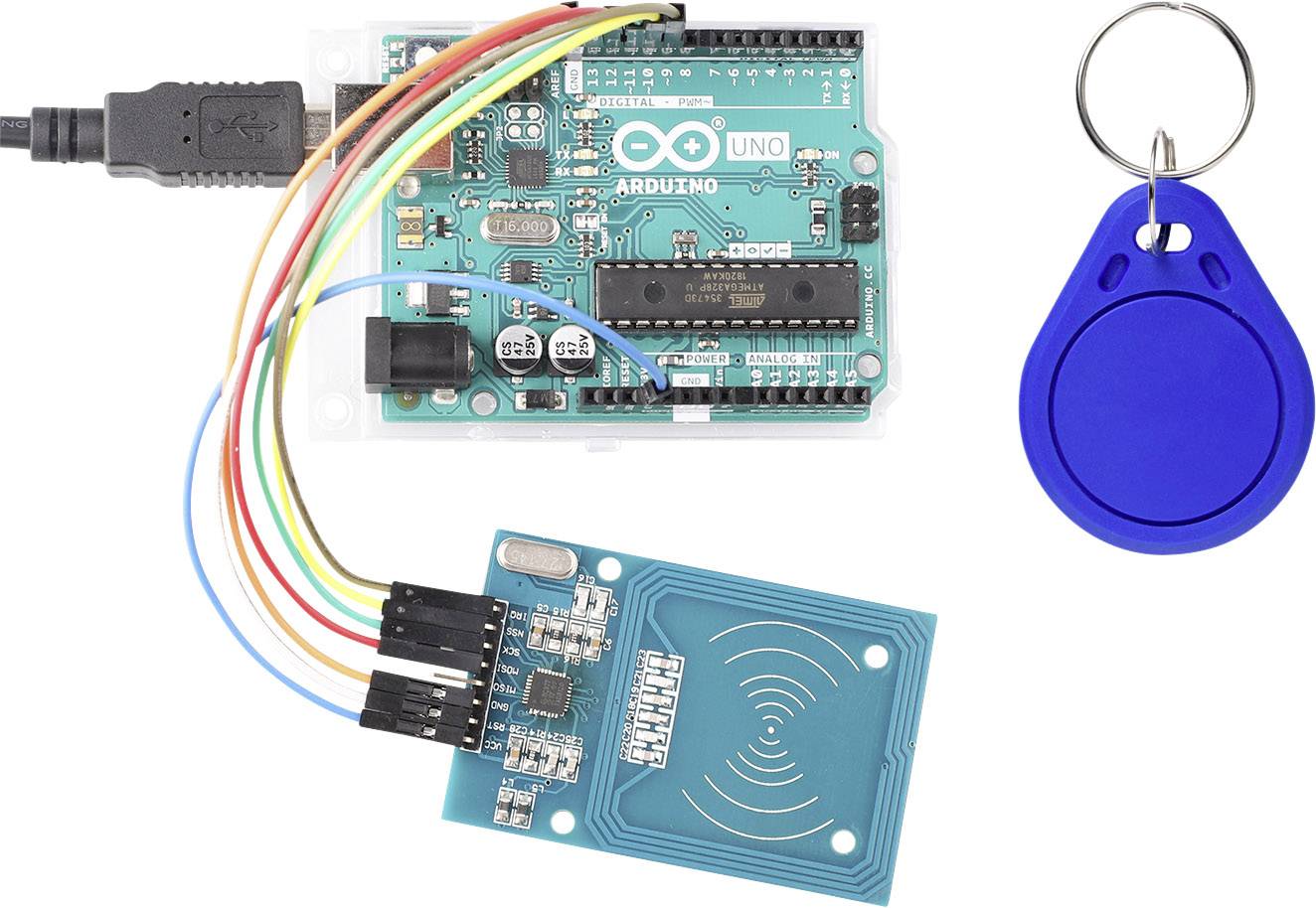 Arduino Uno-Platine mit verbundenem RFID-Lesegerät und blauem RFID-Schlüsselanhänger.